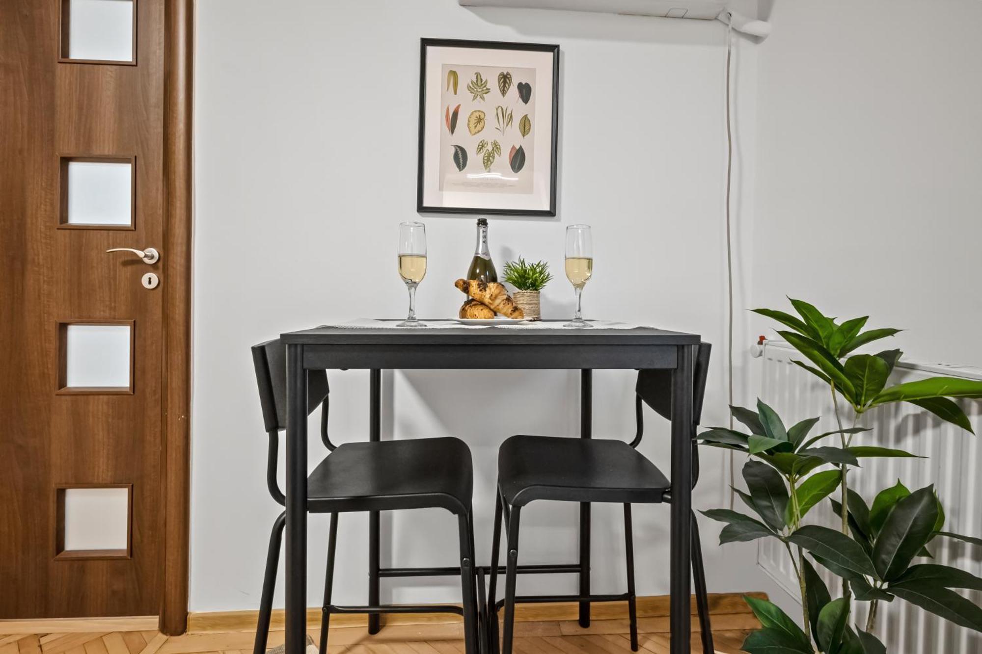 Earthy Escape - Central Apt With Balcony Bucarest Esterno foto